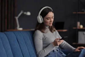 jovem aprendendo inglês com podcast