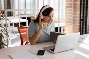 estudante aprendendo inglês por vídeo
