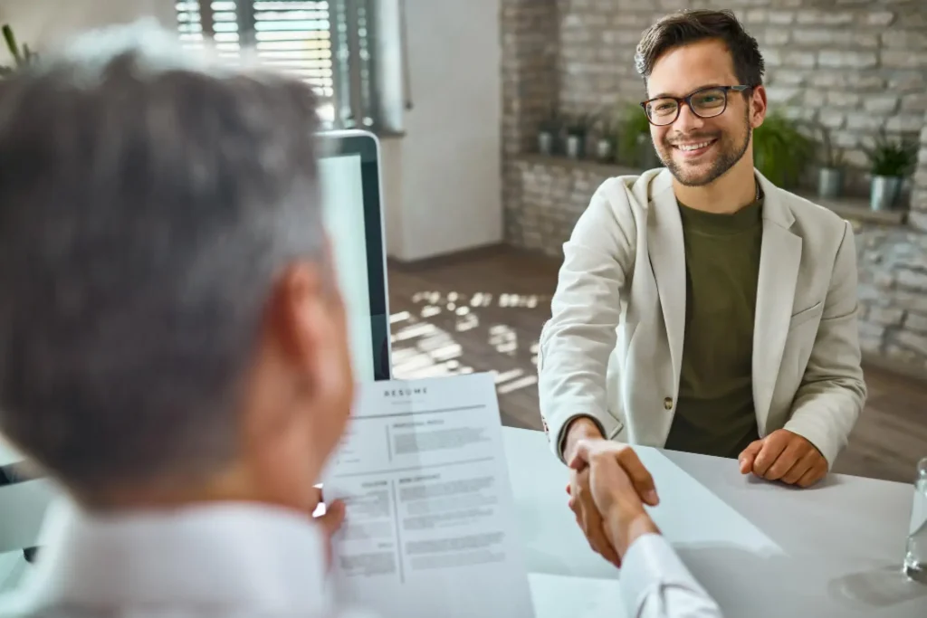 homem falando inglês em uma entrevista de emprego