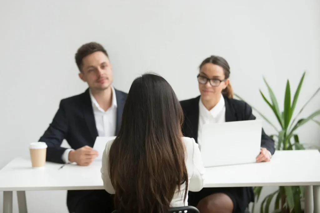 candidata respondendo perguntas em inglês durante entrevista de emprego